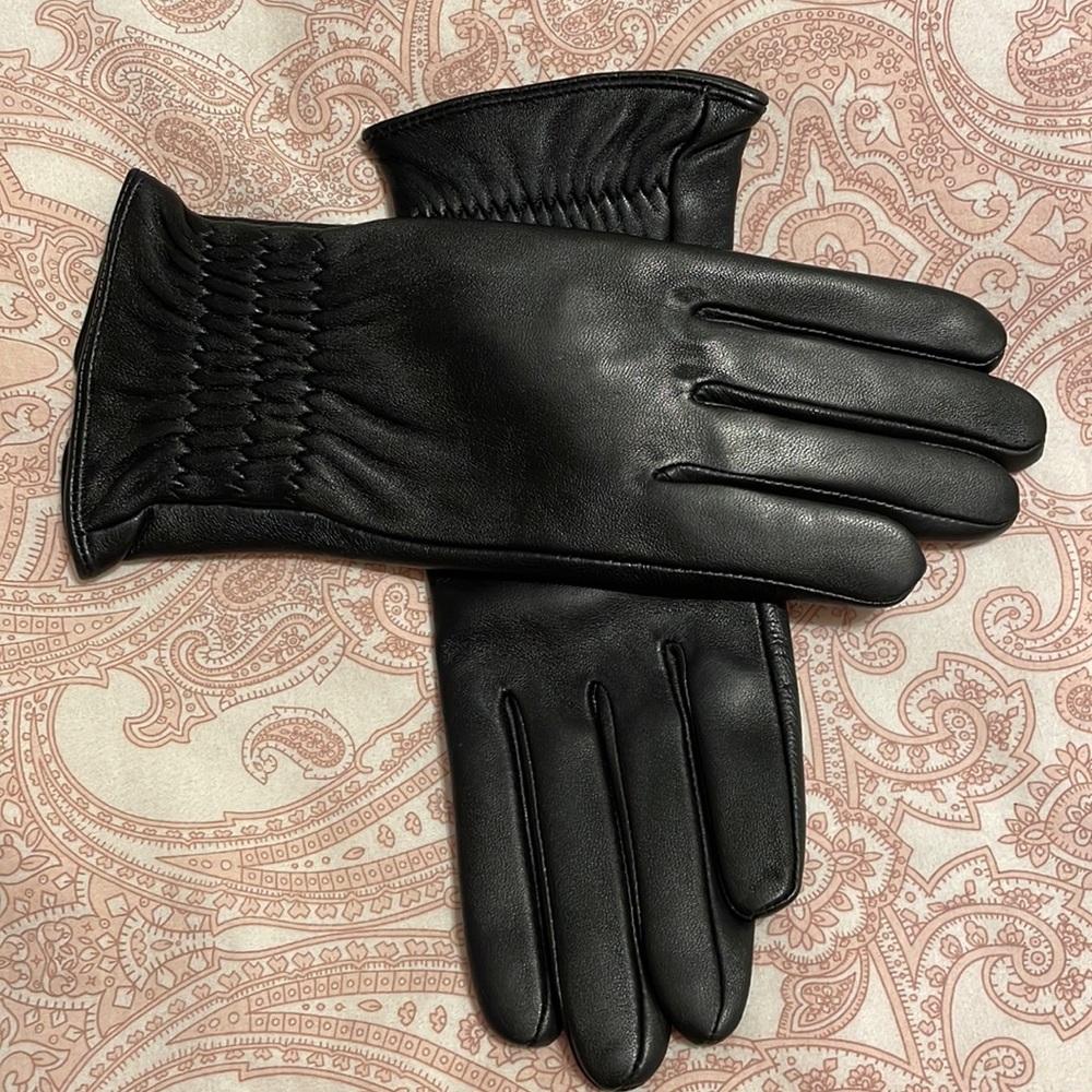 Sheepskin and cashmere gloves